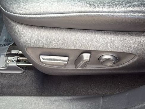 Used 2023 Toyota Highlander XLE FWD image 19