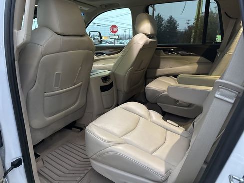 Used 2019 Cadillac Escalade Luxury image 16