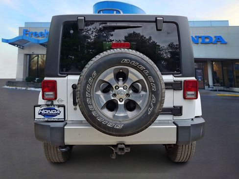 Used 2018 Jeep Wrangler Sahara w/ Connectivity Group AWD/4WD image 5
