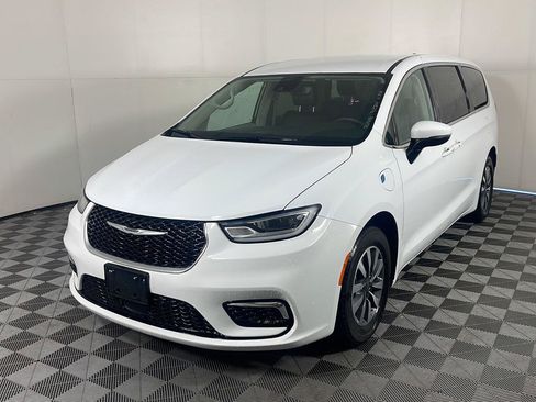 Used 2023 Chrysler Pacifica Touring-L FWD image 2