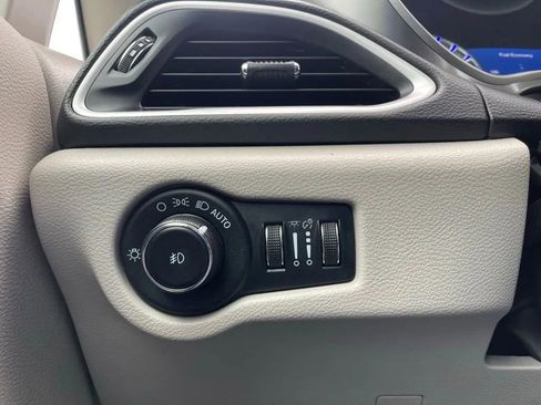 Used 2023 Chrysler Pacifica Touring-L image 29