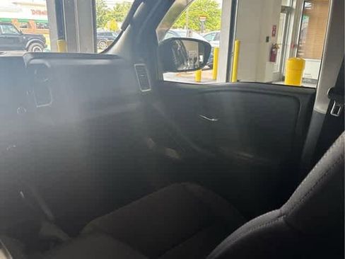 Used 2022 Nissan Frontier SV image 11