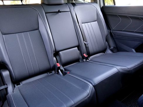 Used 2023 Volkswagen Tiguan SE w/ Panoramic Sunroof Package FWD image 7