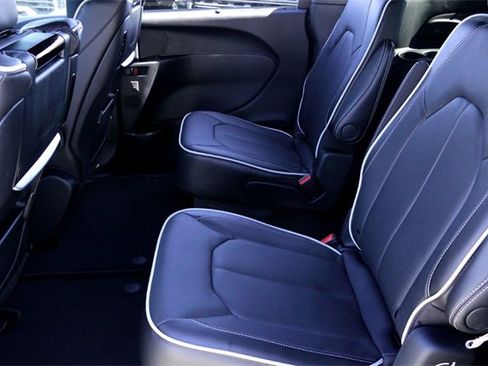 New 2026 Chrysler Pacifica Limited image 20
