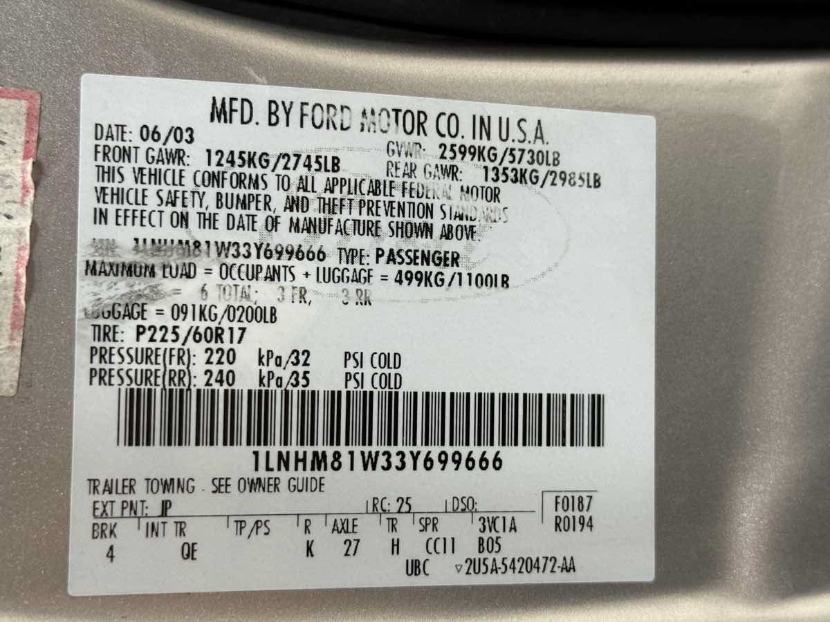 Used 2003 Lincoln Town Car Executive RWD image 36