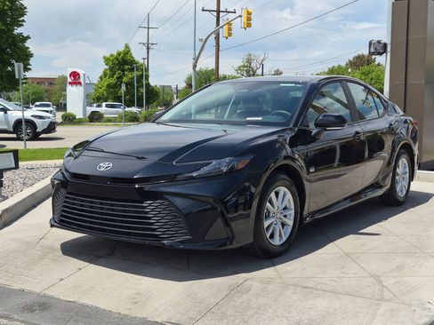 Used 2026 Toyota Camry LE FWD image 10