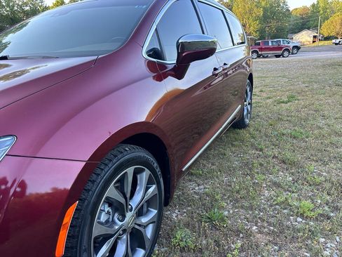 Used 2017 Chrysler Pacifica Limited image 22
