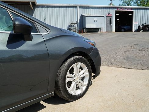 Used 2019 Chevrolet Cruze LT FWD image 17