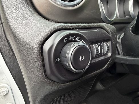 Used 2018 Jeep Wrangler Unlimited Sahara AWD/4WD image 15