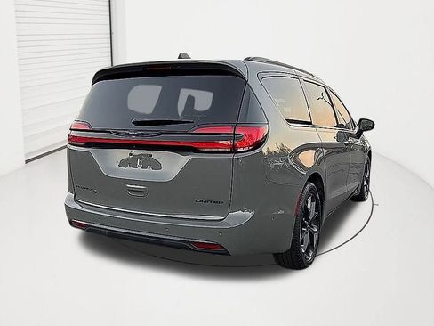 Used 2023 Chrysler Pacifica Limited w/ S Appearance Package image 5