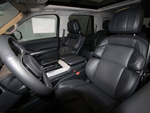 New 2025 Lincoln Navigator L Reserve AWD/4WD image 3