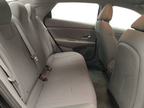 Used 2021 Hyundai Elantra SE FWD image 19