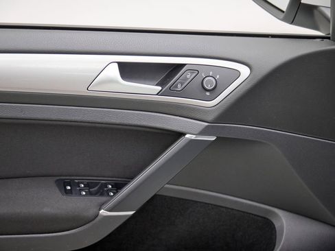 Used 2015 Volkswagen e-Golf Limited Edition image 13