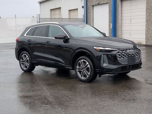 Used 2025 Audi Q5 Premium w/ Convenience Package image 3