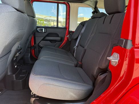 Used 2025 Jeep Wrangler Unlimited Sahara w/ Safety Group AWD/4WD image 26
