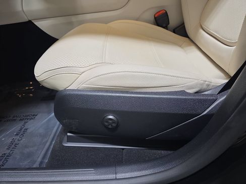 Used 2024 Mercedes-Benz GLC 300 4MATIC image 28