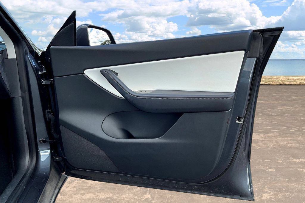 Used 2020 Tesla Model Y Long Range AWD/4WD image 27