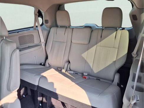 Used 2016 Chrysler Town & Country Touring w/ Driver Convenience Group FWD image 21