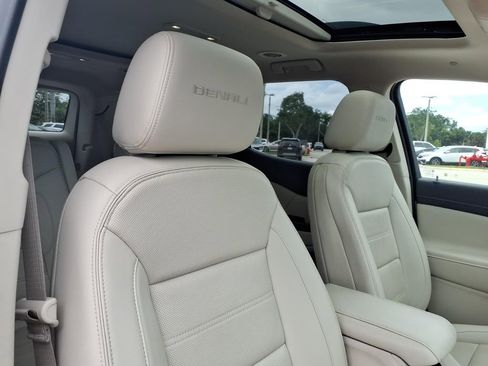 Used 2022 GMC Acadia Denali w/ Denali Ultimate Package FWD image 12