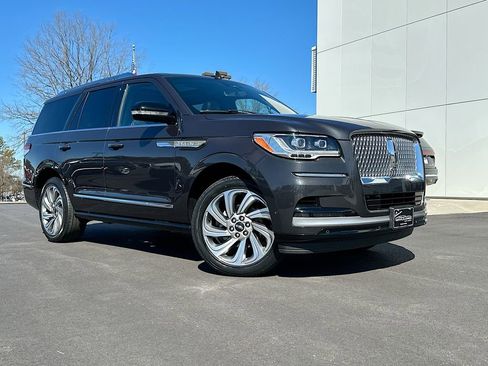 Used 2022 Lincoln Navigator Reserve image 1