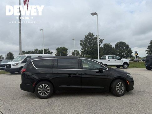 Used 2025 Chrysler Pacifica Select FWD image 9