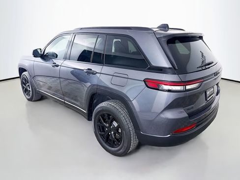 Used 2024 Jeep Grand Cherokee Altitude image 5