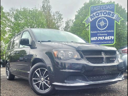 Used 2017 Dodge Grand Caravan SE FWD image 1