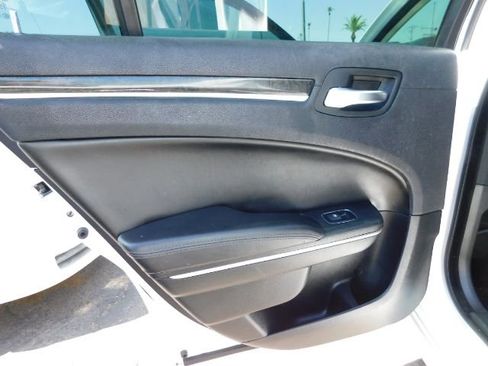 Used 2018 Chrysler 300 Limited image 13