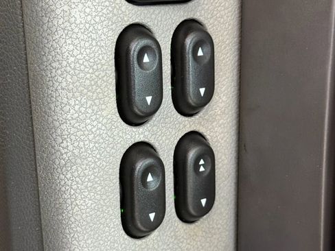 Used 2004 Ford Expedition XLT image 26