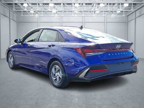Certified 2025 Hyundai Elantra SE image 4