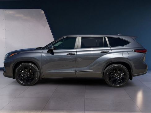 Used 2023 Toyota Highlander LE image 2