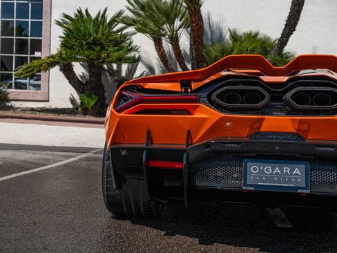 Used 2025 Lamborghini Revuelto image 30