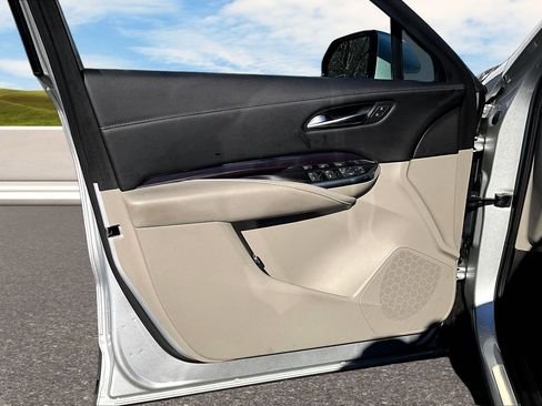 Used 2022 Cadillac XT4 Luxury w/ Cold Weather Package image 12