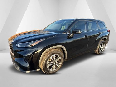 Used 2022 Toyota Highlander XLE image 3