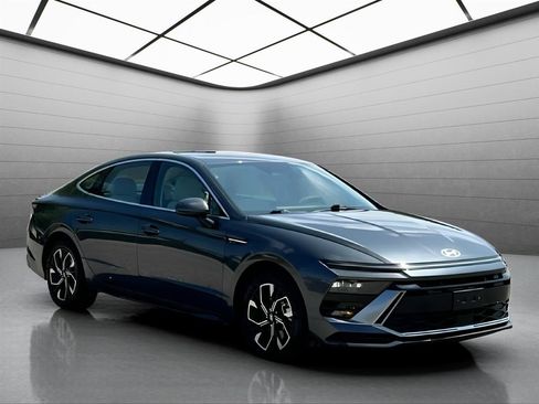 Used 2025 Hyundai Sonata SEL FWD image 3