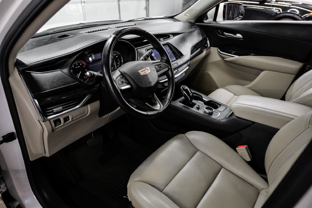 Used 2021 Cadillac XT4 Premium Luxury FWD image 3