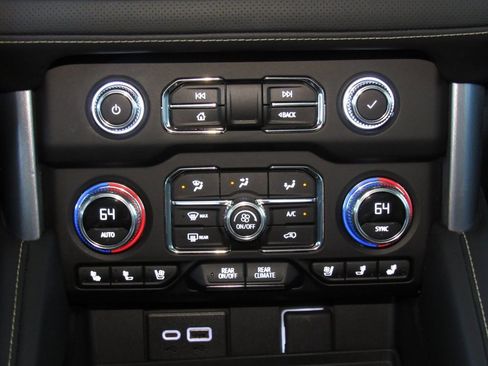 Used 2024 GMC Yukon XL SLT w/ SLT Luxury Package image 30