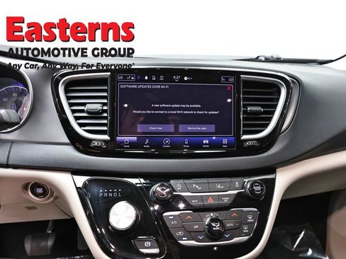 Used 2023 Chrysler Pacifica Touring-L FWD image 11