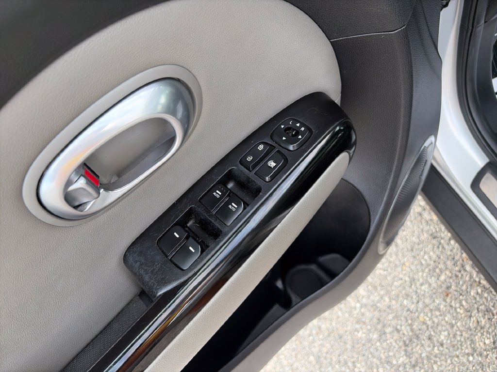 Used 2014 Kia Soul + w/ Primo Package FWD image 12