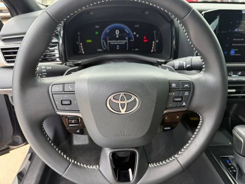 Used 2025 Toyota Camry SE w/ Convenience Package FWD image 13