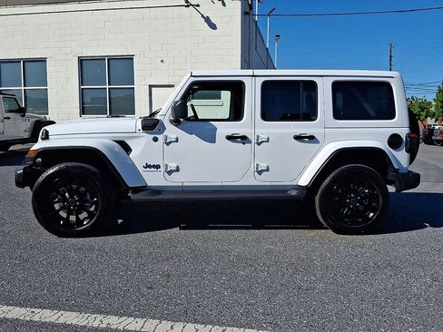 Used 2025 Jeep Wrangler Unlimited Sahara AWD/4WD image 9
