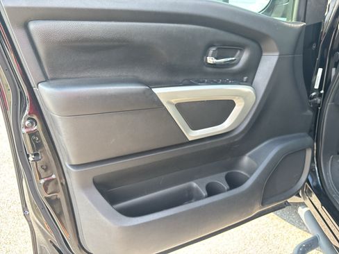 Used 2022 Nissan Titan SV w/ SV Convenience Package RWD image 16