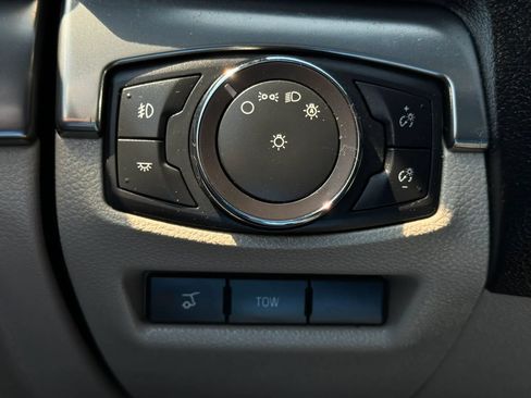 Used 2018 Ford Explorer XLT w/ Equipment Group 202A FWD image 33