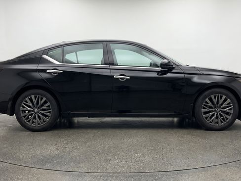 Used 2025 Nissan Altima 2.5 SV FWD image 11