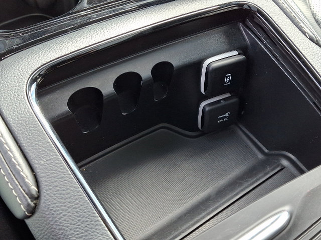 Used 2025 Chrysler Pacifica Limited FWD image 27