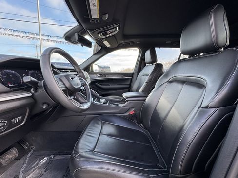 Used 2024 Jeep Grand Cherokee Limited w/ Luxury Tech Group II image 18