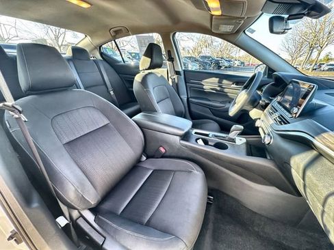 Used 2025 Nissan Altima 2.5 SV image 32