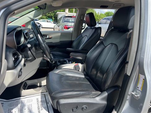 Used 2018 Chrysler Pacifica Touring-L FWD image 9