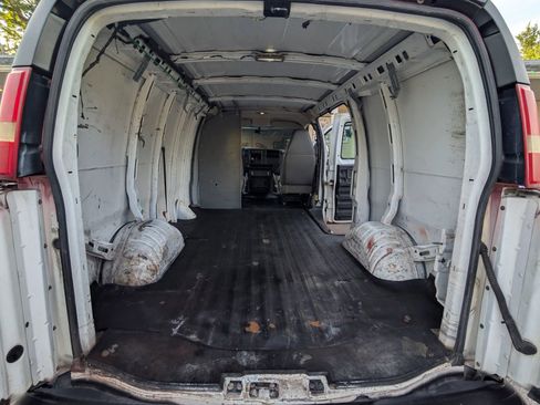 Used 2005 Chevrolet Express 3500 image 12