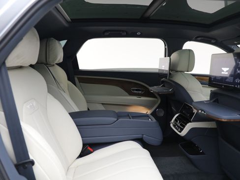 New 2025 Bentley Bentayga Extended Wheelbase image 27